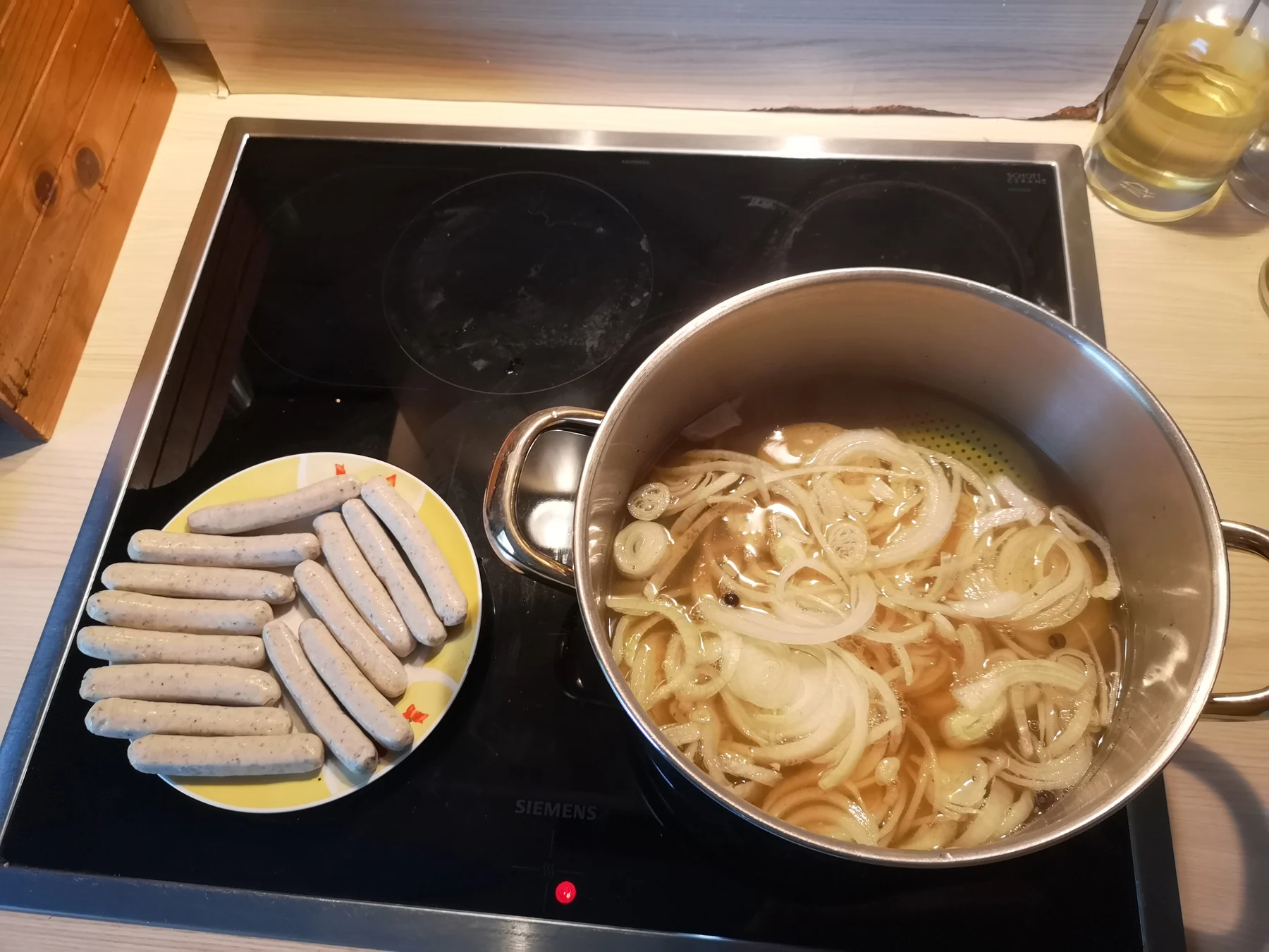 Die Zwiebeln garen im Sud